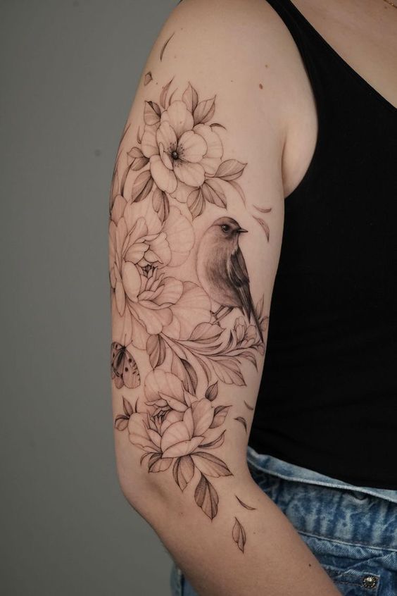 Tatouage Pivoines Avec Oiseau Et Papillon Sur Le Bras