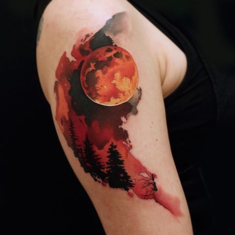 Tatouage Pleine Lune Rouge Et Forêt Sur Le Bras