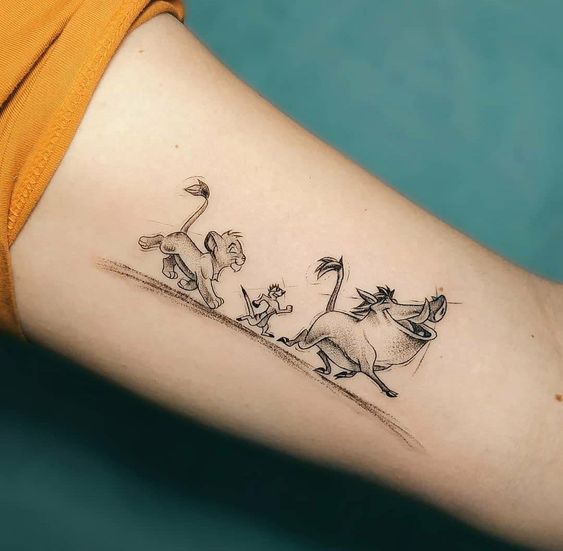 Tatouage Simba, Timon Et Pumba En Noir Et Gris Sur Le Bras