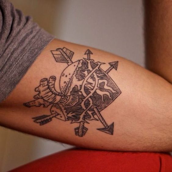Tatouage Coeur, épines Et Flèches Sur Le Bras