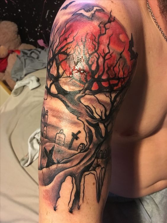 Tatouage Lune Rouge, Arbre Et Cimetière Sur Le Bras
