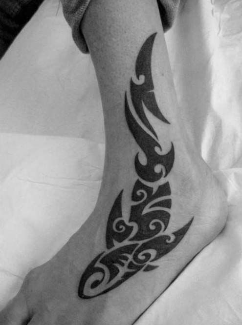 Tatouage Pied Tribal Poisson Avec Des Lignes épaisses