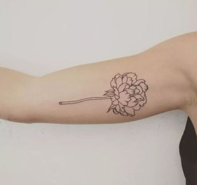 Tatouage Pivoine Minimaliste Sur Le Bras