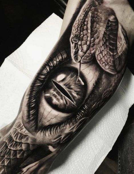 Tatouage Serpent Et Oeil Réaliste Sur Le Bras