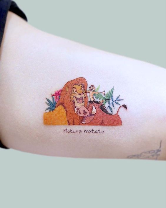 Tatouage Simba, Timon Et Pumba En Couleurs Sur Le Bras