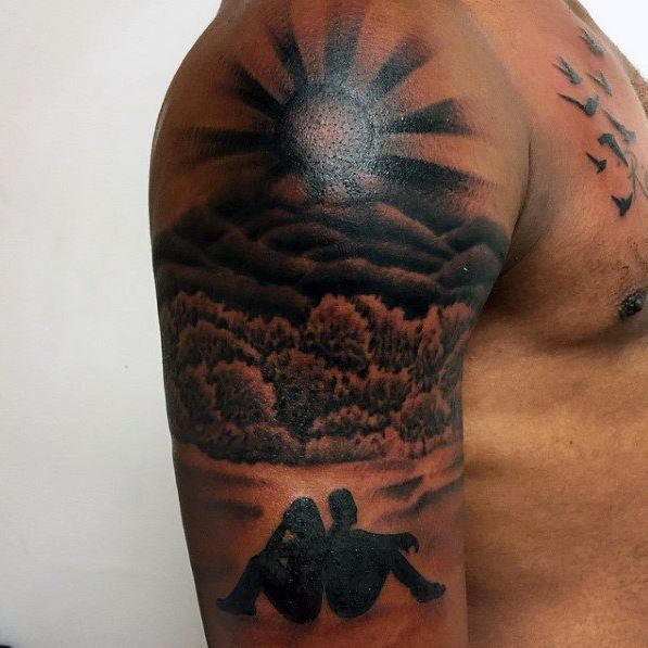 Tatouage Soleil, Arbres Et Couple Sur Le Bras