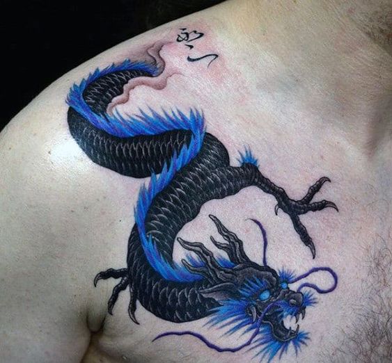Tatouage Dragon Noir Et Bleu Sur Le Torse