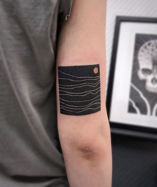 Tatouage Lune Orange Et Mer Sur Le Bras