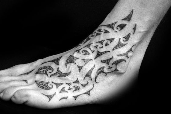 Tatouage Pied Tribal Avec Motifs Dispersés