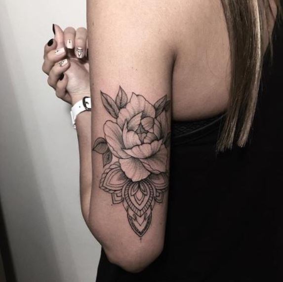 Tatouage Pivoine Et Mandala En Noir Et Gris Sur Le Bras