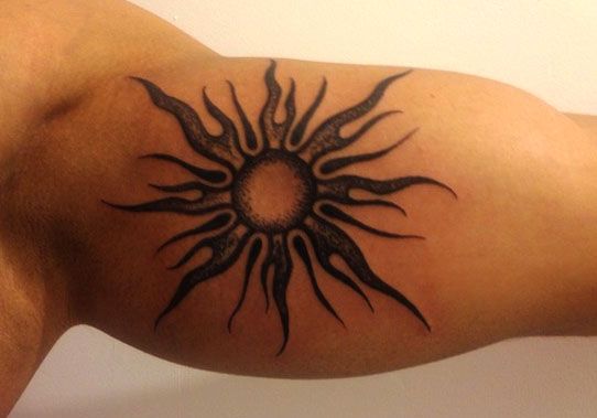 Tatouage Soleil à L'encre Noire Sur Le Bras