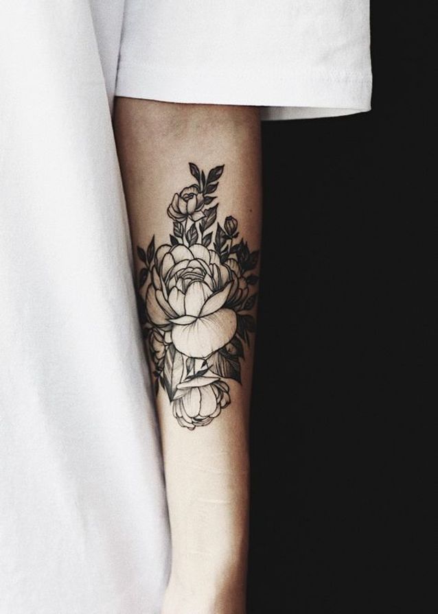 Tatouage Pivoine En Noir Et Gris Sur L'avant Bras
