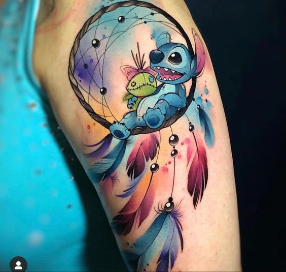 Tatouage Stitch Et Attrape Rêve En Aquarelle Sur Le Bras