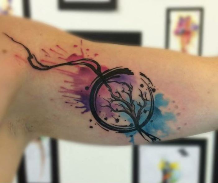 Tatouage Arbre De Vie Dans Un Cercle Avec Couleurs Aquarelles Sur Le Bras