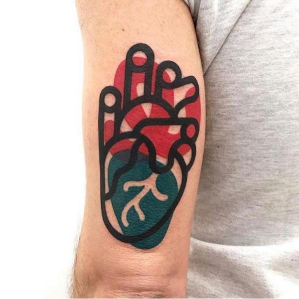 Tatouage Coeur Graphique Coloré Sur Le Bras