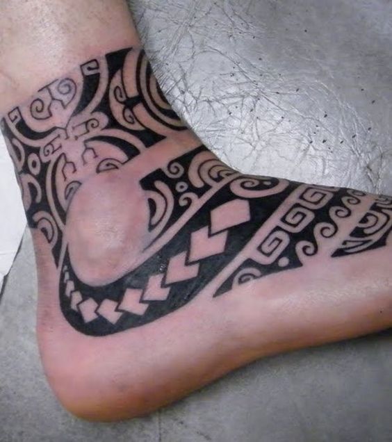 Tatouage Pied Tribal Avec Demi Vague Et Dents De Requin