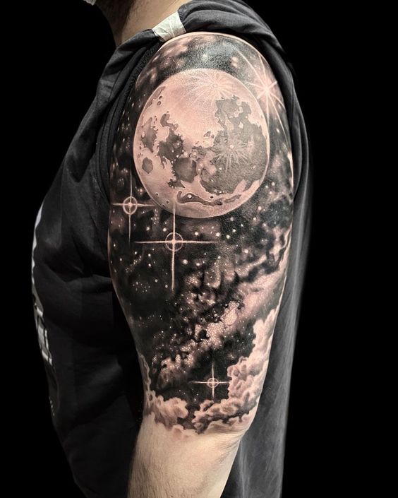 Tatouage Pleine Lune Réaliste Et étoiles Sur Le Bras