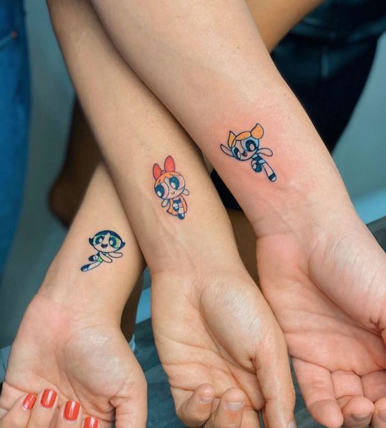 Tatouage Trois Filles Sur Le Poignet