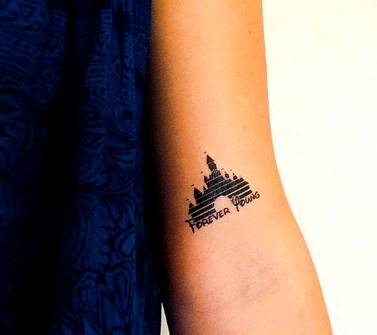 Tatouage Château Disney Et Mots Anglais Sur Le Bras