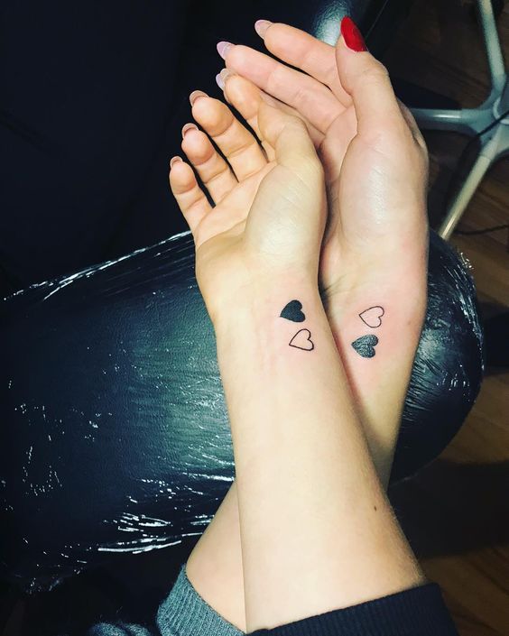 Tatouage Deux Coeurs Sur Le Poignet