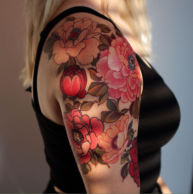 Tatouage Pivoines Colorées Sur Le Bras