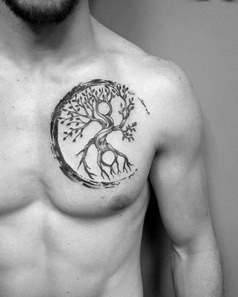 Tatouage Arbre De Vie à L'encre Noire Sur Le Torse