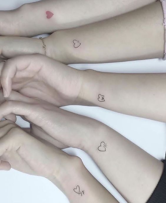 Tatouage Coeur Discret Sur Le Poignet