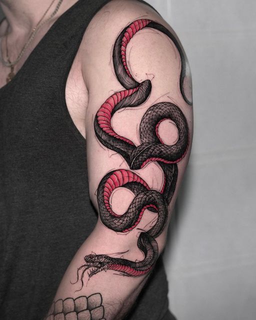 Tatouage Mamba Noir Et Rouge Sur Le Bras