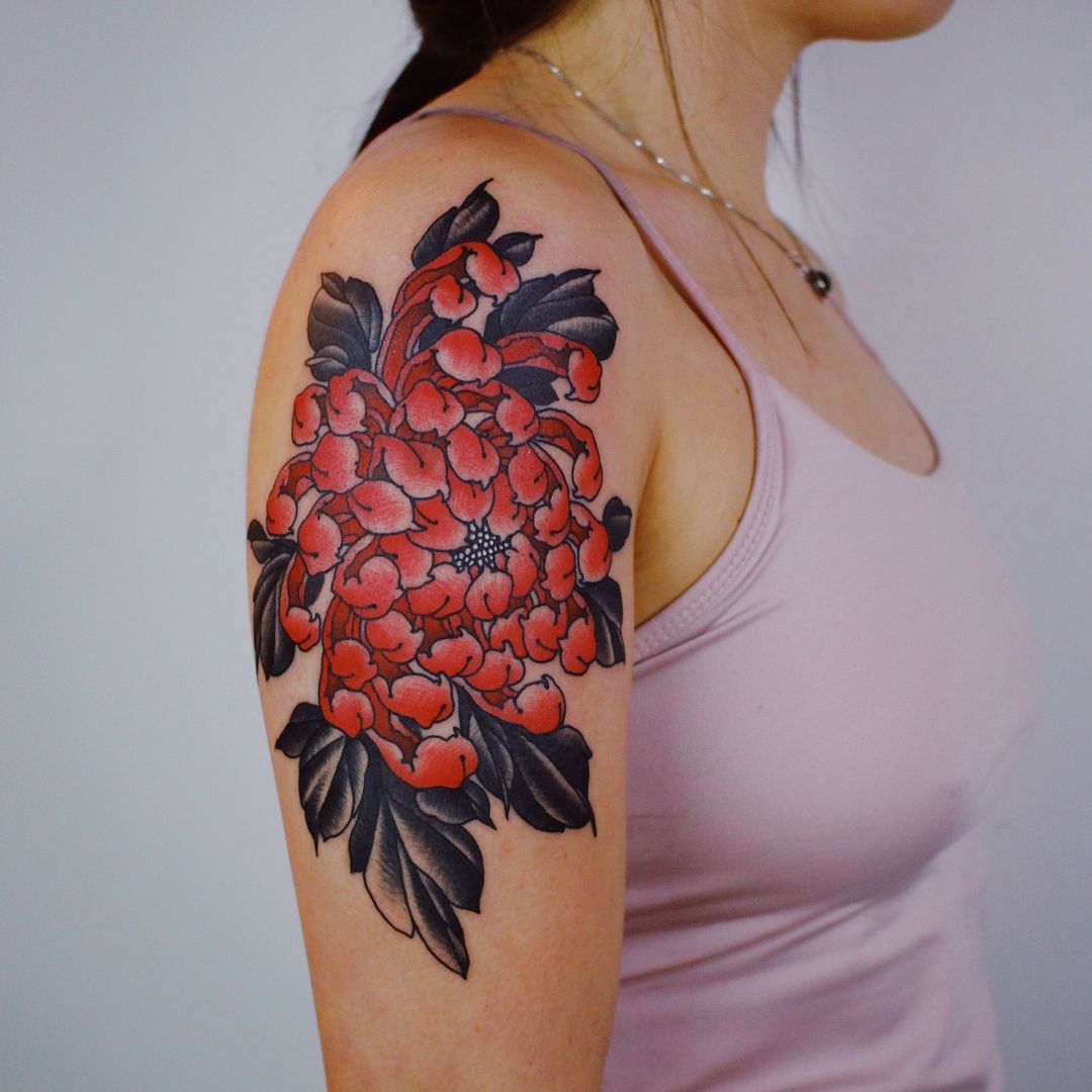 Tatouage Pivoine Orange Et Feuilles Noires Sur Le Bras