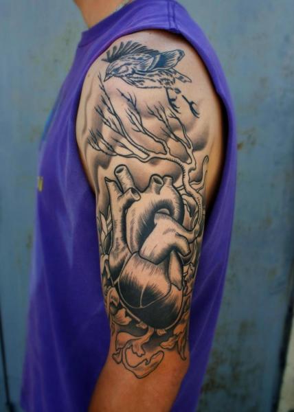 Tatouage Coeur, Arbre Et Oiseau Sur Le Bras