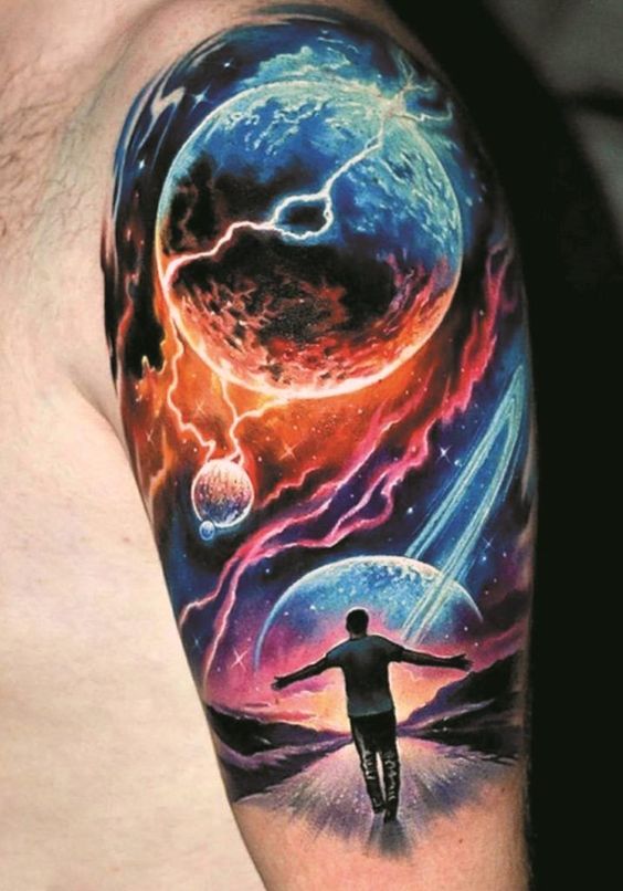 Tatouage Lune, Planètes Et Homme Colorés Sur Le Bras