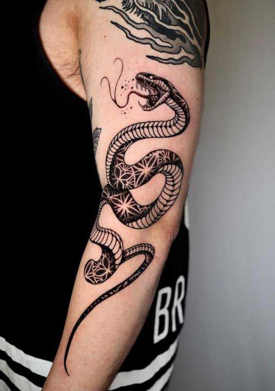 Tatouage Serpent à Motif Géométrique Sur Le Bras