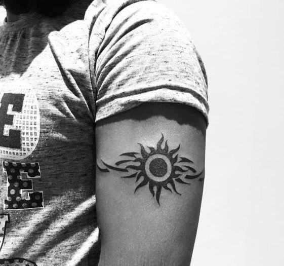 Tatouage Soleil Tribal En Feu Sur Le Bras