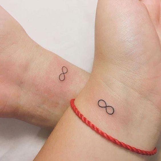 Tatouage Symbole Infini Sur Le Poignet