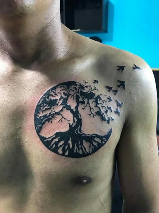 Tatouage Arbre De Vie Avec Oiseaux à L'encre Noire Sur Le Torse