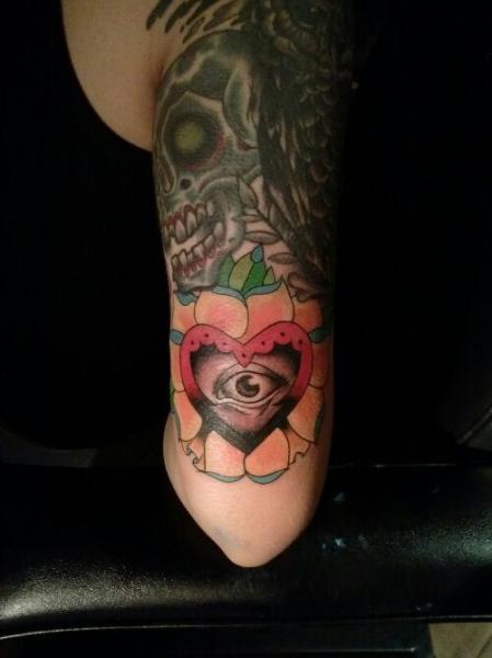 Tatouage Coeur, Oeil Et Sugar Skull Sur Le Bras