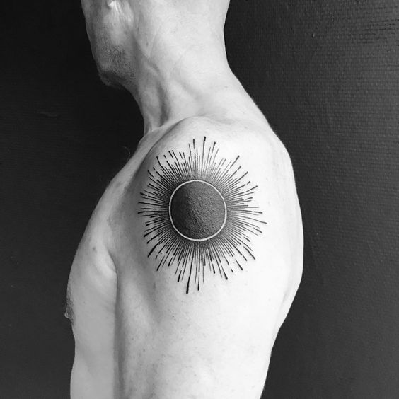 Tatouage éclipse Solaire Sur Le Bras