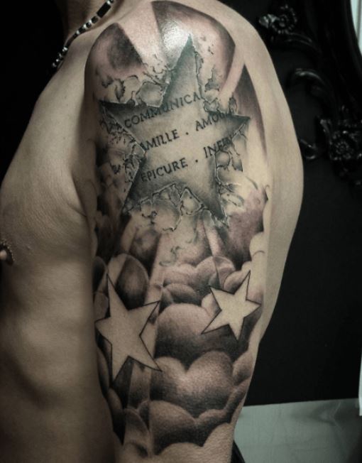 Tatouage étoiles, Nuages Et Mots Sur Le Bras