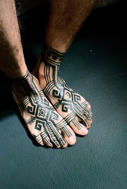 Tatouage Pied Tribal Avec Lignes Fines