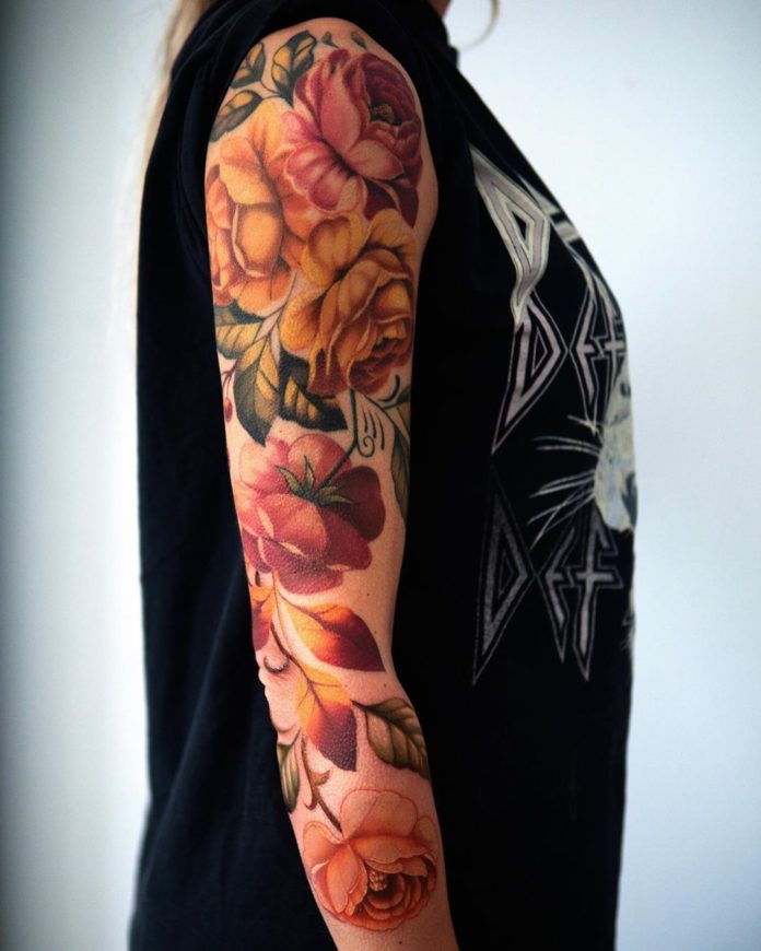 Tatouage Pivoines Rouge Et Oranes Sur Le Bras