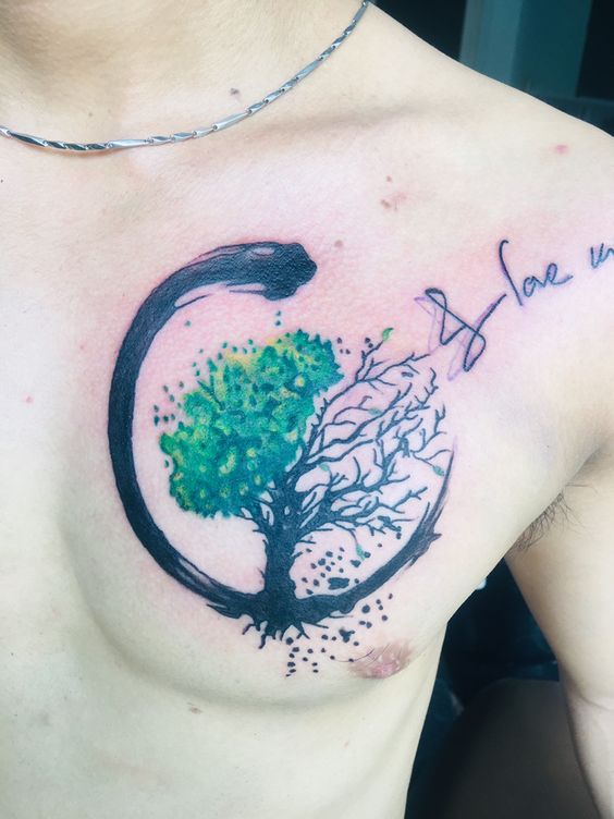 Tatouage Arbre De Vie Vert Avec Phrase Sur Le Torse