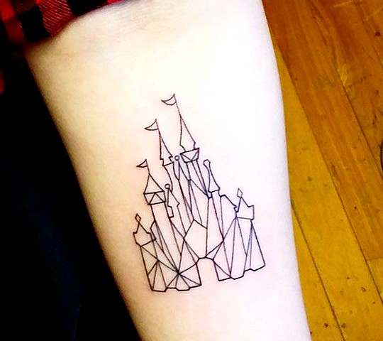 Tatouage Château Géométrique Sur L'avant Bras