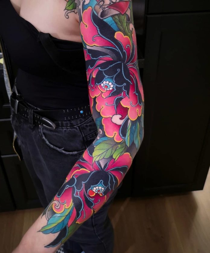 Tatouage Pivoines Japonaises Rouge Et Noir Sur Le Bras