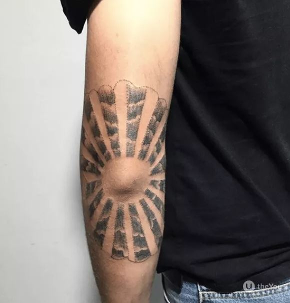 Tatouage Soleil Et Nuages Dotwork Sur Le Coude