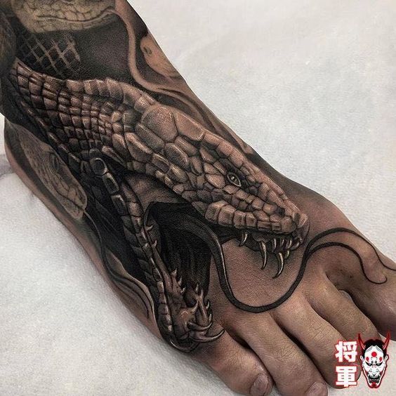 Tatouage Pied En Forme De Serpent Réaliste