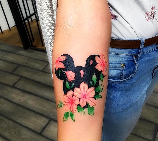 Tatouage Souris Avec Fleurs Rouges Sur L'avant Bras