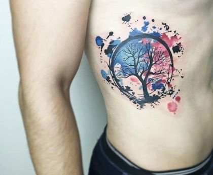 Tatouage Arbre De Vie Et Couleurs Aquarelles Sur Les Côtes