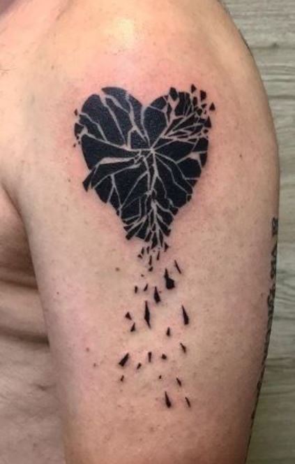 Tatouage Coeur Noir Brisé Sur Le Bras