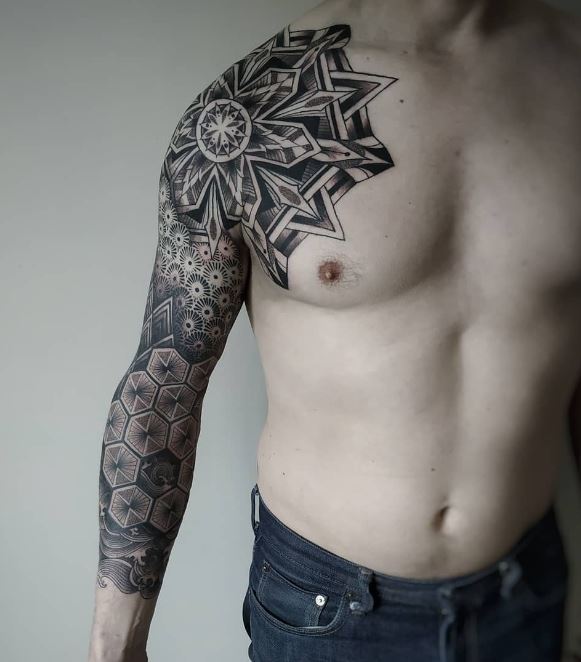 Tatouage étoile Et Figures Géométriques Sur Le Bras