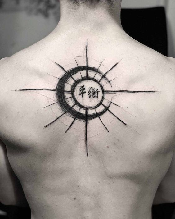 Tatouage Lune Et Soleil Graphique Sur Le Dos